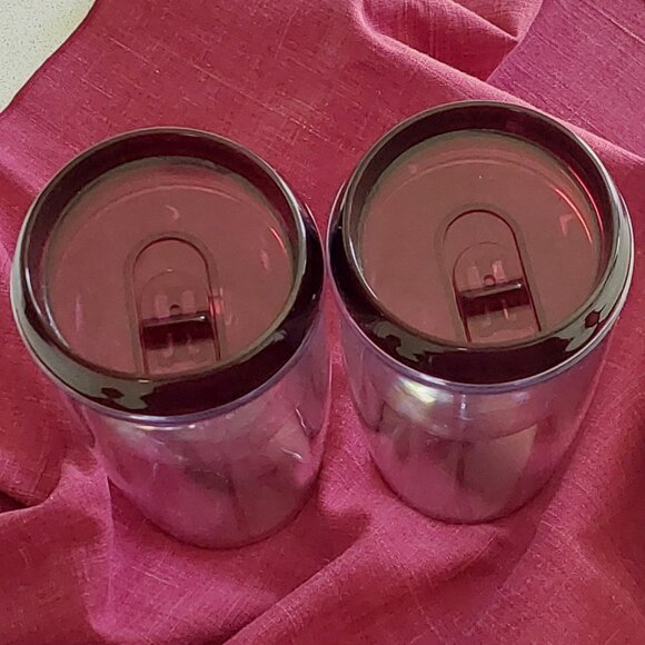 Pair of Vin02Go Insulated Plastic Wine Glasses with Snap Down Lids - Picture 2 of 8